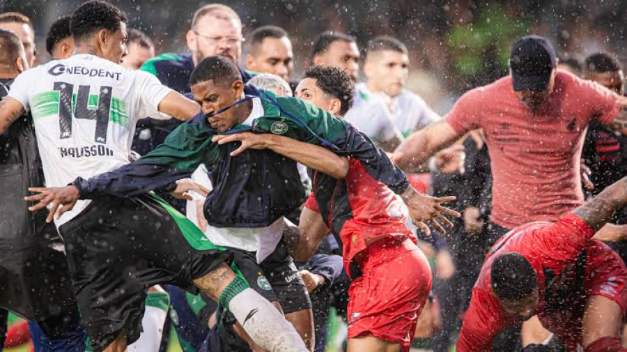 Cenas lamentáveis: clássico entre Coritiba e Athletico-PR tem pancadaria