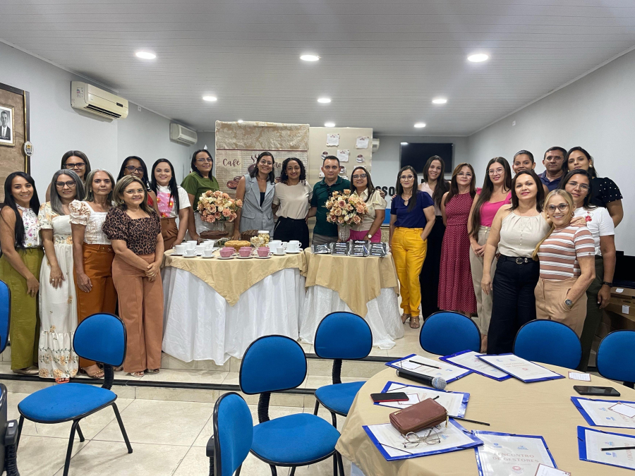 Equipe da secretaria, diretores e coordenadores. – Foto: Vallber da Hora
