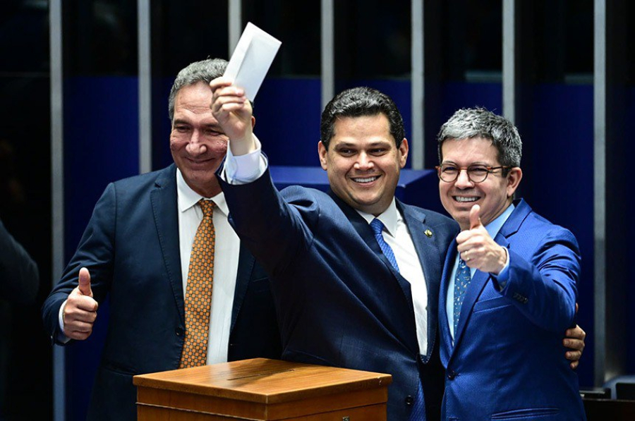 Davi (entre Lucas Barreto e Randolfe Rodrigues) durante a votação neste sábado. | Foto: Agência Senado