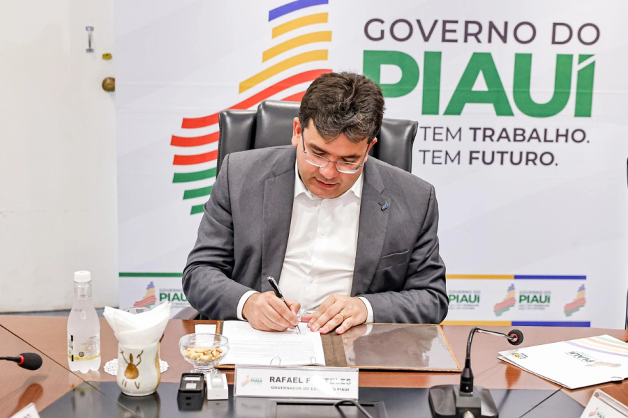 Governador Rafael Fonteles assinando contrato. | Foto: Divulgação/Ascom