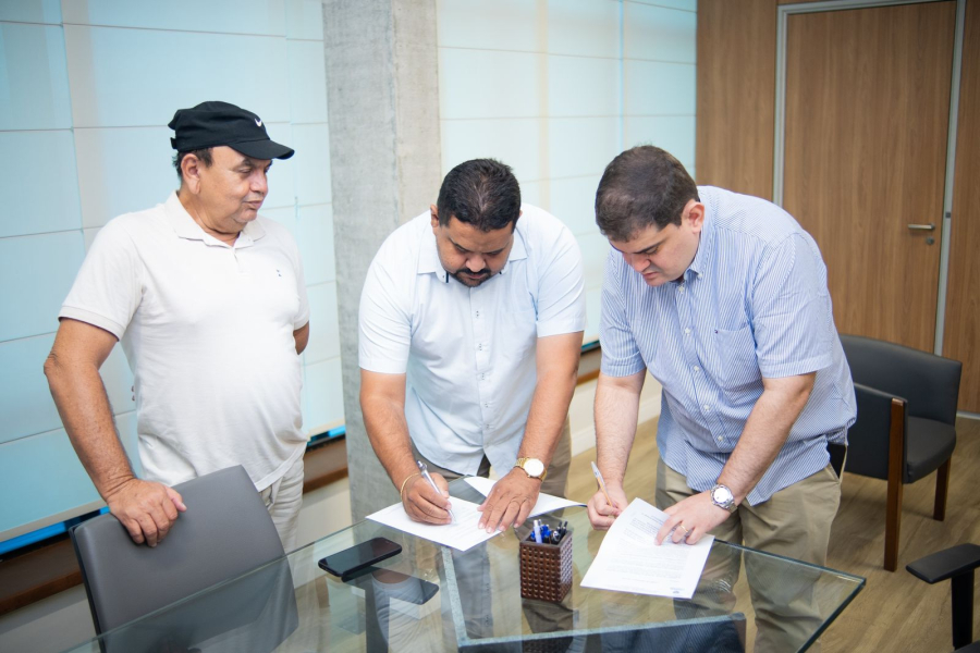 Prefeito de Conceição do Canindé assina termo de parceria com SEBRAE-PI.
