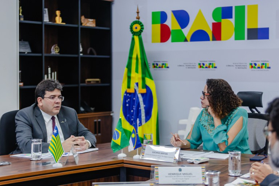 Rafael Fonteles e Luciana Santos conversam sobre o projeto, em Brasília. | Foto: MCTI/Luara Baggi