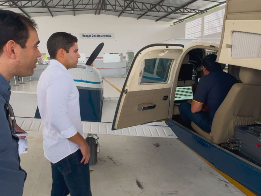 Leonardo Sobral e avião que vai auxiliar o DER. | Foto: 