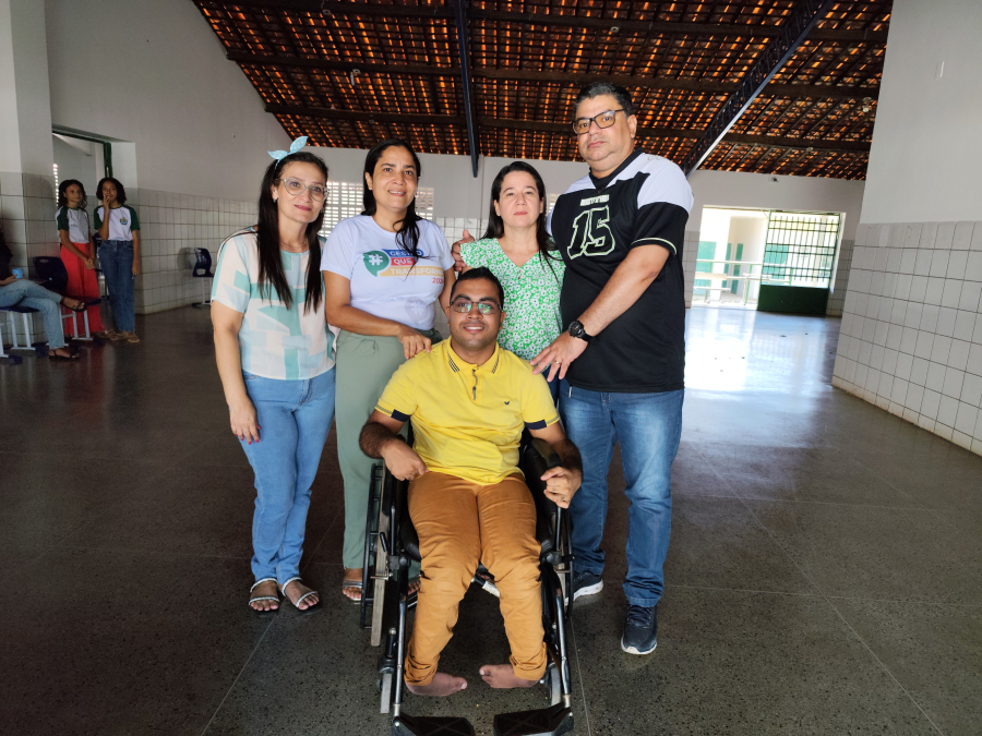 Christiane Rose, Gilmara Matos, Giltânia Matos e Ivaldo Júnior com o ex-aluno, Marcos Antônio. | Foto: Portal Midiáticoz/Charliton Carvalho