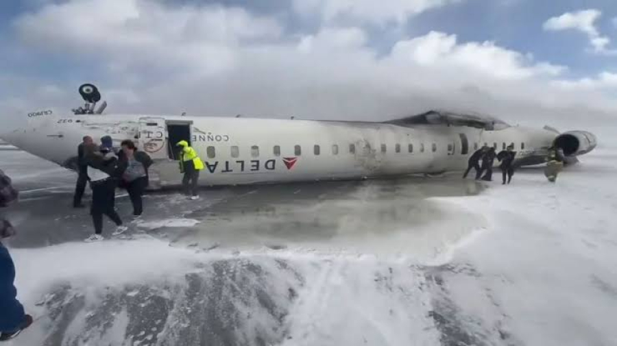 Avião capota em aeroporto no Canadá e deixa 18 feridos. | Foto: Reprodução