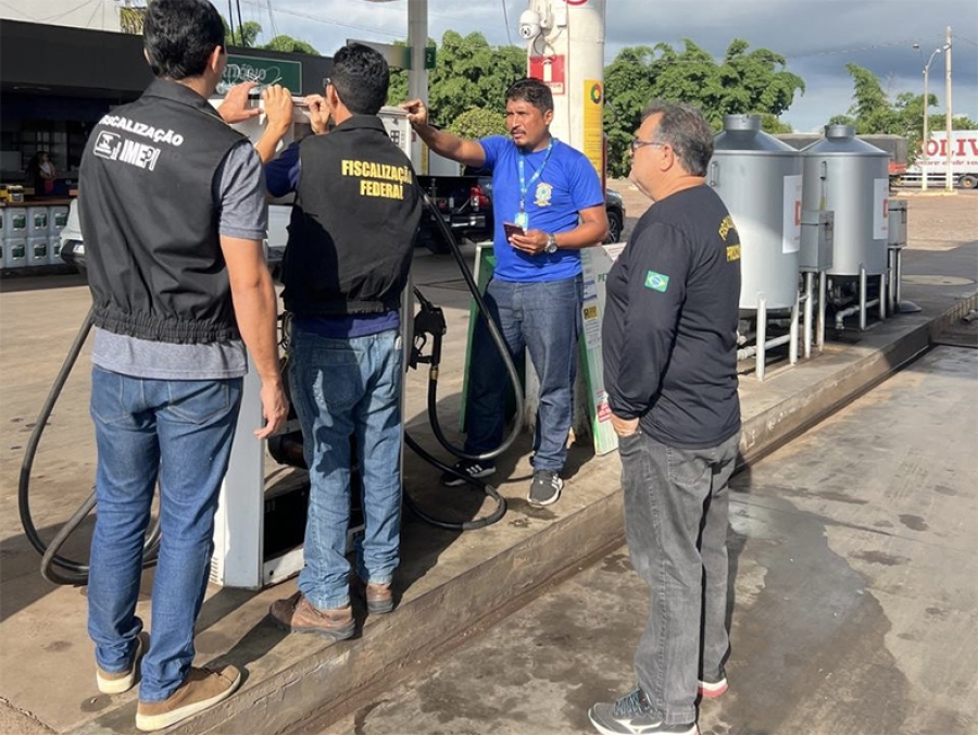 Postos de combustíveís autuados por irregularidades no Piauí. | Fotos: Reprodução/CCOM
