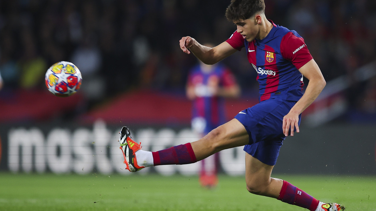 Jogador do Barcelona leva 10 pontos no rosto após choque na Liga dos Campeões