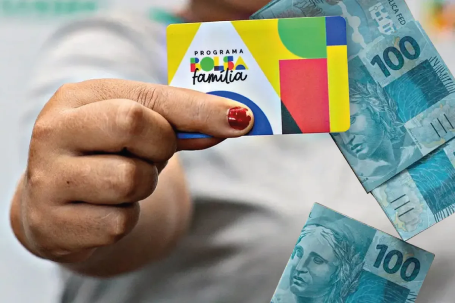 Cartão do Bolsa Família e dinheiro em espécie: quem receberá o pagamento antecipado em maio? | Foto: Reprodução/O Bolsa Família