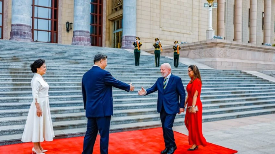 O presidente Luiz Inácio Lula da Silva (à dir.) é recebido pelo líder chinês Xi Jinping em Pequim. Ao seu lado está a primeira-dama Janja Lula da Silva, e à esquerda, a primeira-dama da China, Peng Liyuan