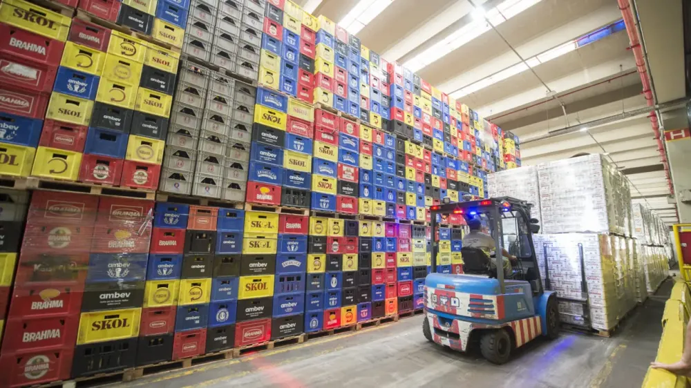 Sistemas inteligentes fazem controle e integração em tempo real na fábrica mineira. | Foto: Divulgação/Ambev