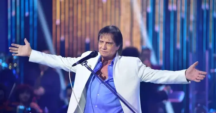 Cantor Roberto Carlos sofre acidente durante gravação de especial de fim de ano